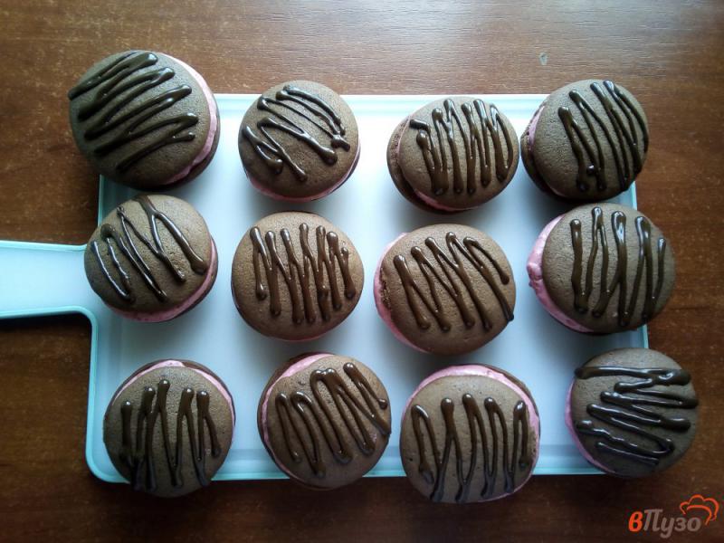 Фото приготовление рецепта: Шоколадное печенье с вишнёвой прослойкой шаг №11