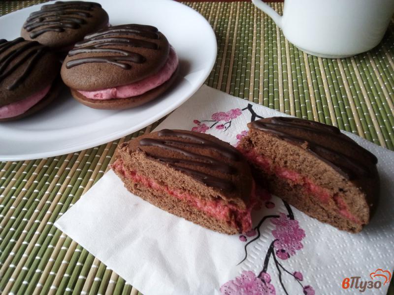 Фото приготовление рецепта: Шоколадное печенье с вишнёвой прослойкой шаг №12