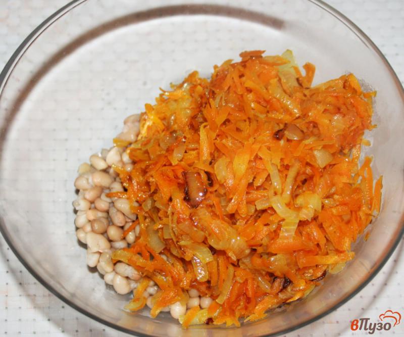 Фото приготовление рецепта: Салат из фасоли с печенью и овощами шаг №3