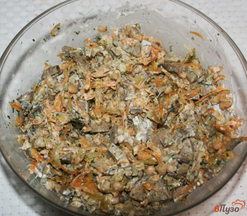 Фото приготовление рецепта: Салат из фасоли с печенью и овощами шаг №5