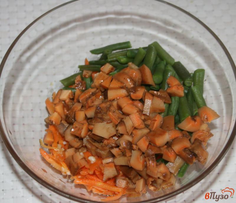 Фото приготовление рецепта: Салат из стручковой фасоли и корейской моркови с колбасой шаг №2