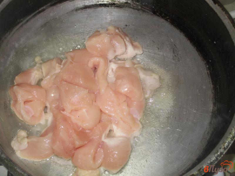 Фото приготовление рецепта: Жаркое из куриной грудки с шампиньонами и картофелем шаг №1