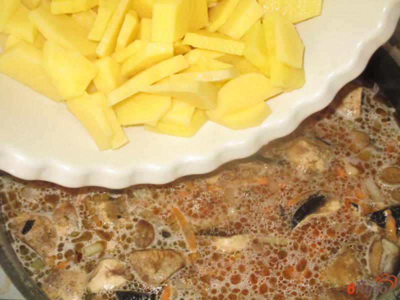Фото приготовление рецепта: Жаркое из куриной грудки с шампиньонами и картофелем шаг №4