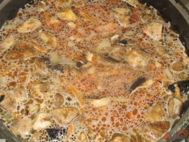 Фото приготовление рецепта: Жаркое из куриной грудки с шампиньонами и картофелем шаг №3