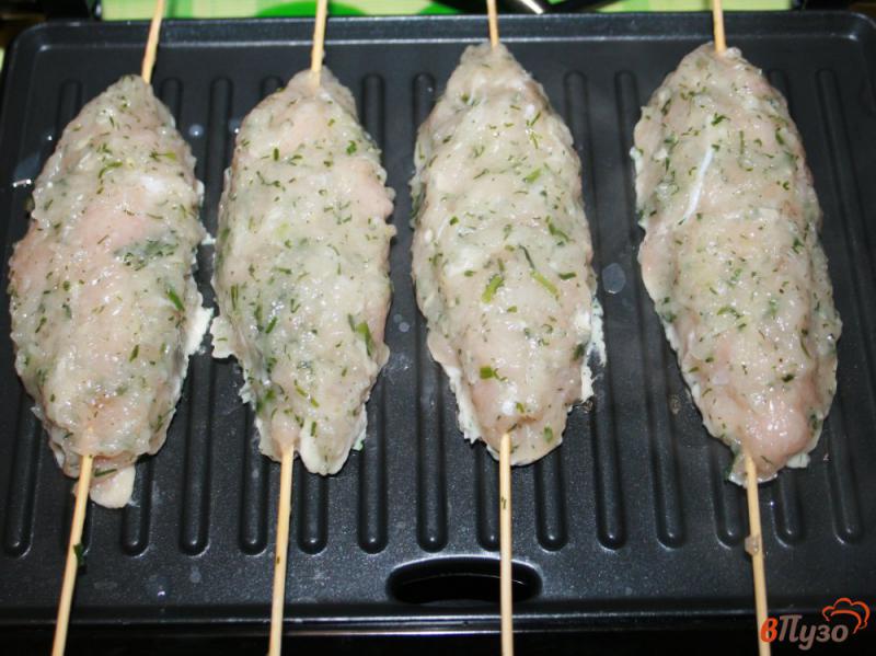 Фото приготовление рецепта: Люля-кебаб из курицы на электрогриле шаг №3