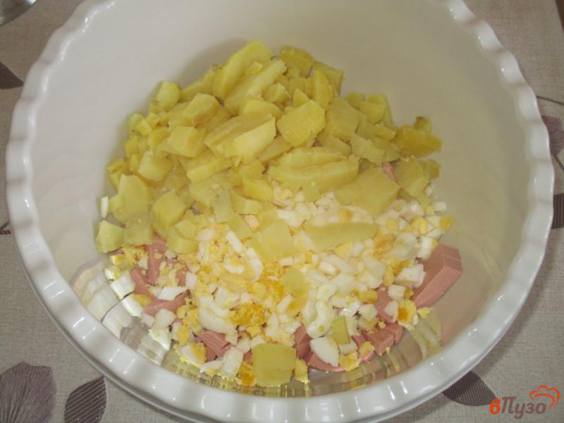 Фото приготовление рецепта: Салат «Оливье» с малосольными огурцами и картофелем шаг №2