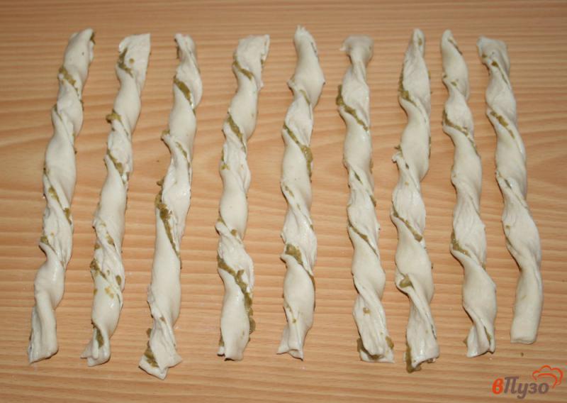 Фото приготовление рецепта: Слоеные палочки с оливками шаг №6