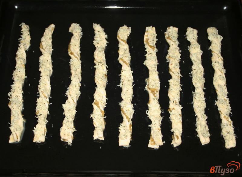 Фото приготовление рецепта: Слоеные палочки с оливками шаг №8