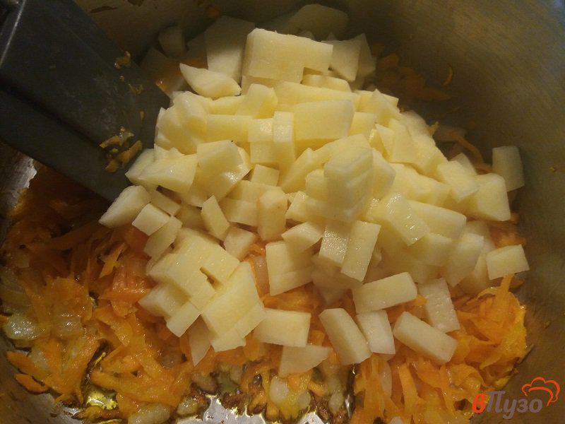 Фото приготовление рецепта: Суп с фрикадельками на грибном бульоне шаг №5