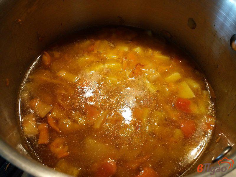 Фото приготовление рецепта: Суп с фрикадельками на грибном бульоне шаг №7