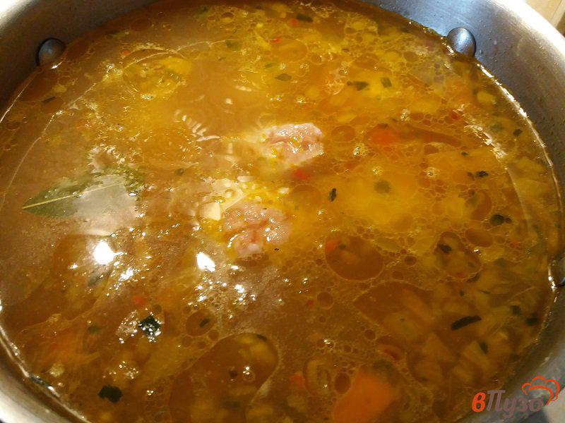 Фото приготовление рецепта: Суп с фрикадельками на грибном бульоне шаг №10