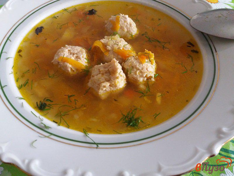 Фото приготовление рецепта: Суп с фрикадельками на грибном бульоне шаг №12