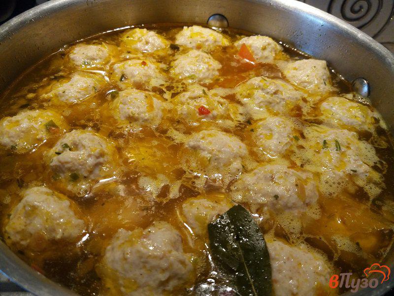 Фото приготовление рецепта: Суп с фрикадельками на грибном бульоне шаг №11