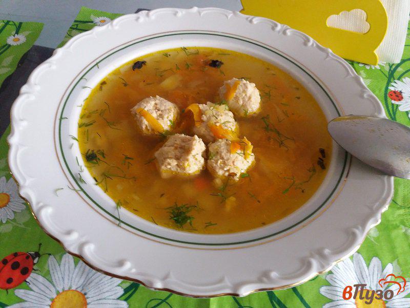 Фото приготовление рецепта: Суп с фрикадельками на грибном бульоне шаг №13
