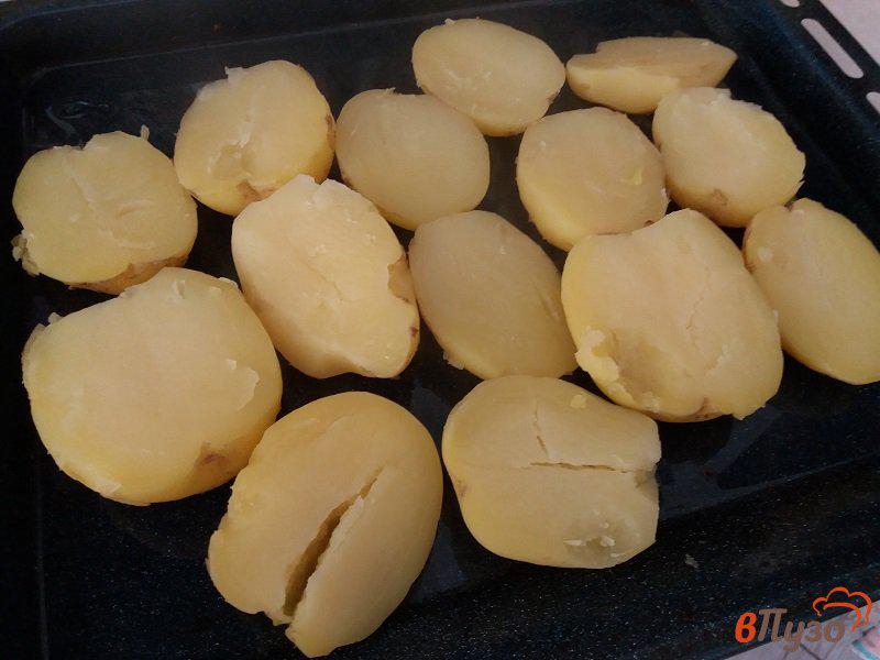 Фото приготовление рецепта: Запеченный картофель с чесночным маслом шаг №5