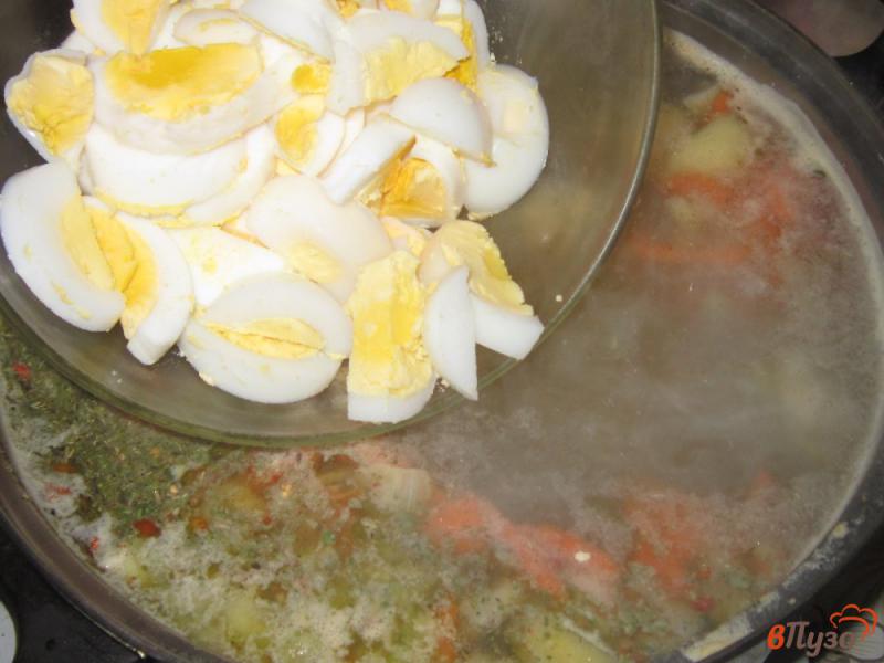 Фото приготовление рецепта: Куриный суп с яйцами шаг №4