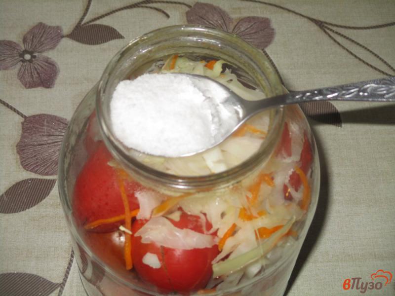Фото приготовление рецепта: Помидоры консервированные с капустой и морковью шаг №4
