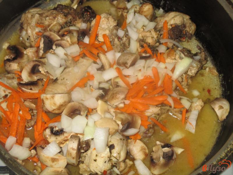 Фото приготовление рецепта: Рис с курицей и грибами шаг №3