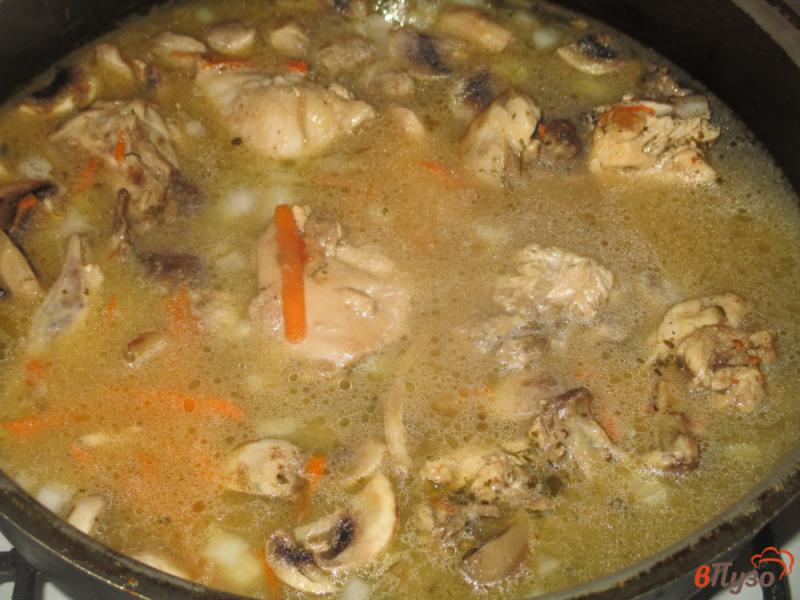 Фото приготовление рецепта: Рис с курицей и грибами шаг №4