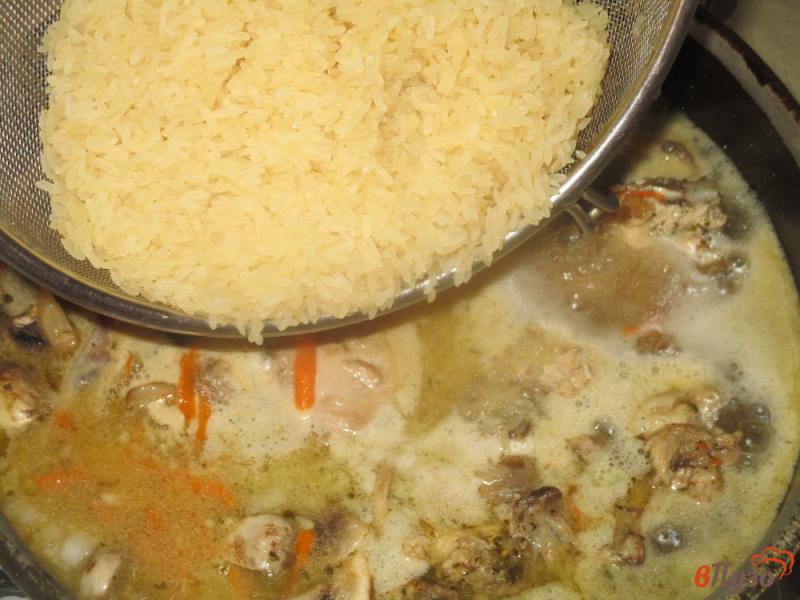 Фото приготовление рецепта: Рис с курицей и грибами шаг №5