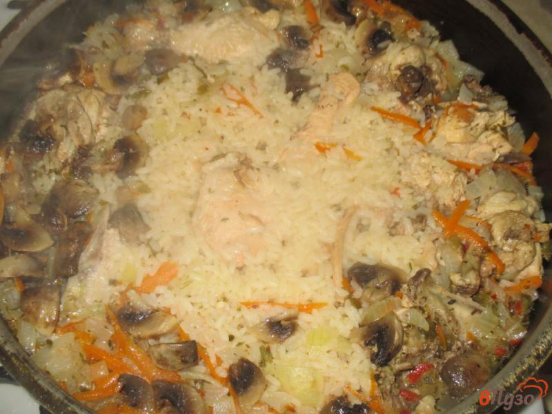 Фото приготовление рецепта: Рис с курицей и грибами шаг №6