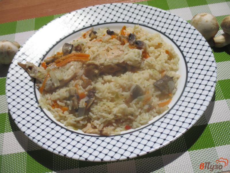 Фото приготовление рецепта: Рис с курицей и грибами шаг №7