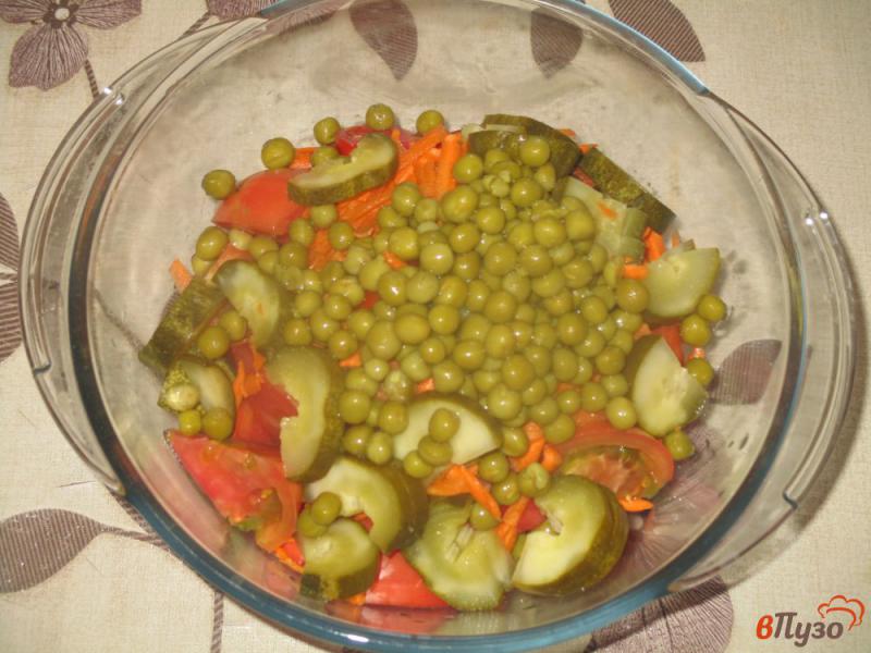 Фото приготовление рецепта: Овощной салат с помидорами, соленым огурцом и зеленым горошком шаг №2