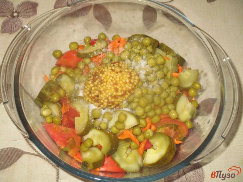 Фото приготовление рецепта: Овощной салат с помидорами, соленым огурцом и зеленым горошком шаг №4