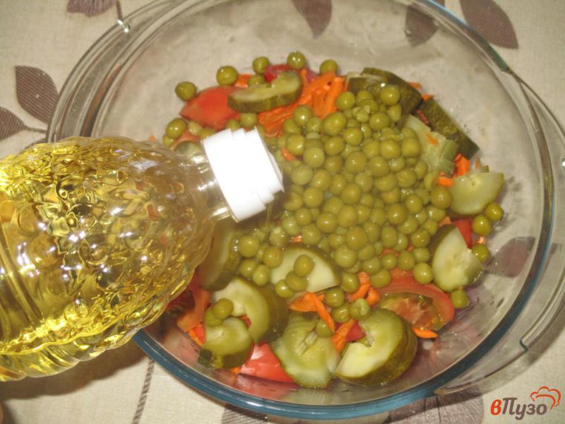 Фото приготовление рецепта: Овощной салат с помидорами, соленым огурцом и зеленым горошком шаг №3