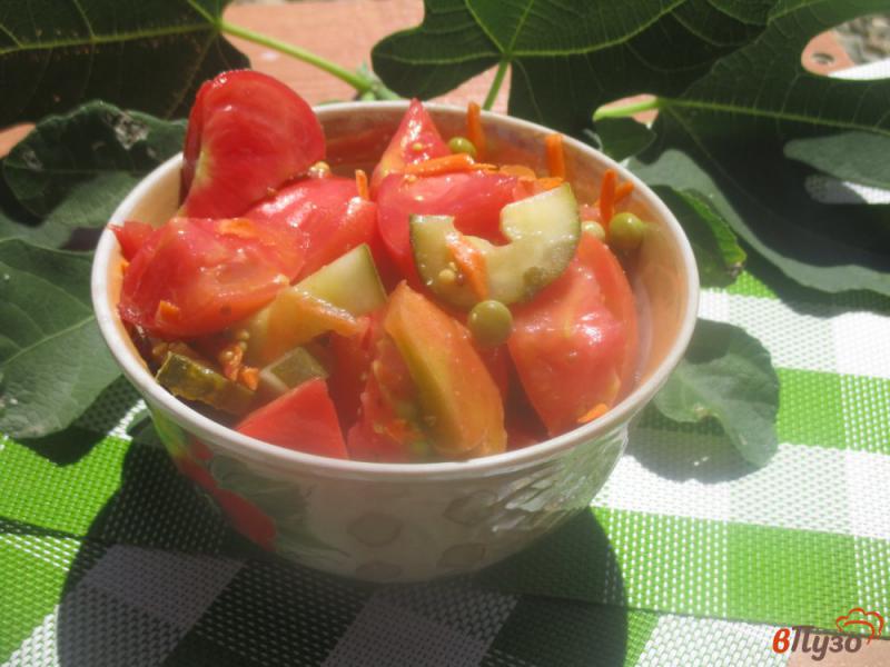 Фото приготовление рецепта: Овощной салат с помидорами, соленым огурцом и зеленым горошком шаг №5