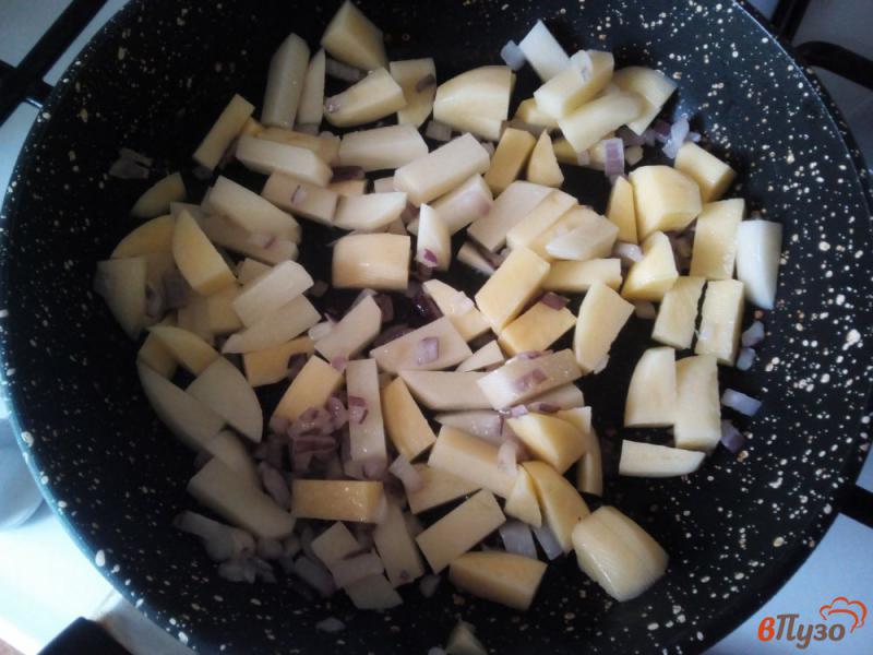 Фото приготовление рецепта: Картофель с курицей в сметане шаг №2