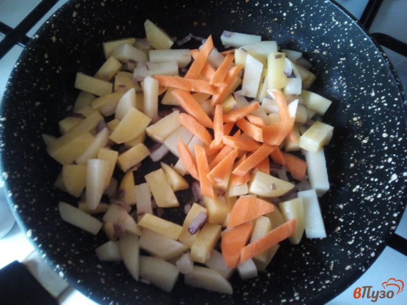 Фото приготовление рецепта: Картофель с курицей в сметане шаг №3