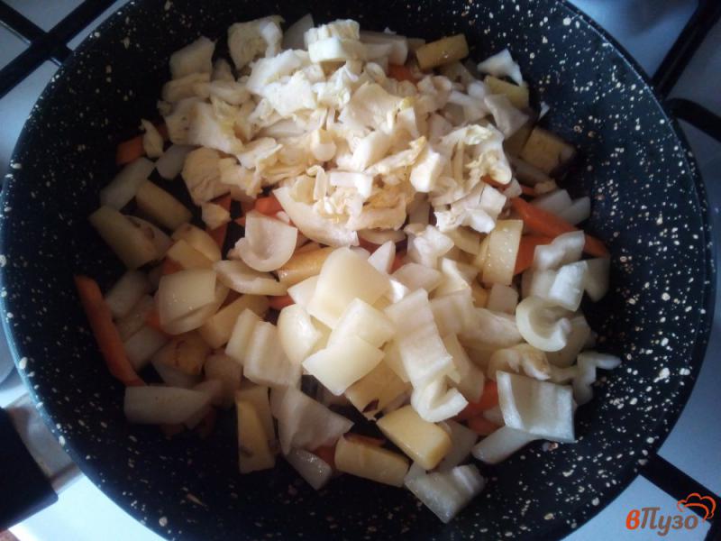 Фото приготовление рецепта: Картофель с курицей в сметане шаг №4