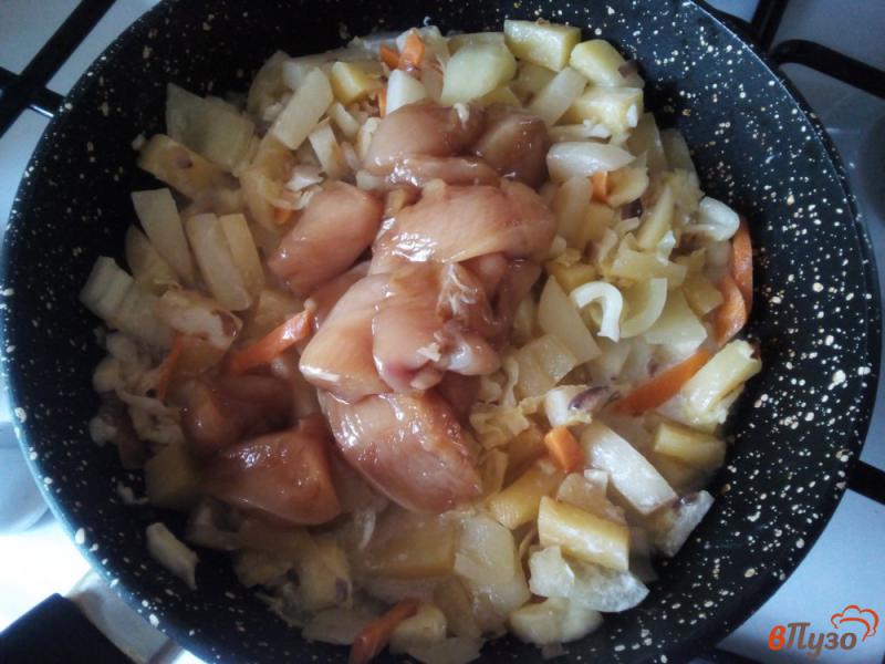 Фото приготовление рецепта: Картофель с курицей в сметане шаг №6