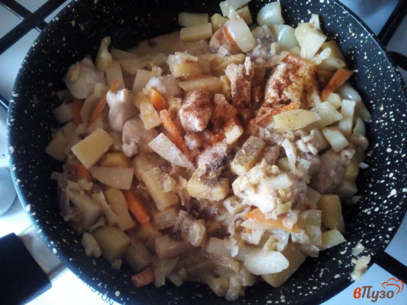 Фото приготовление рецепта: Картофель с курицей в сметане шаг №7