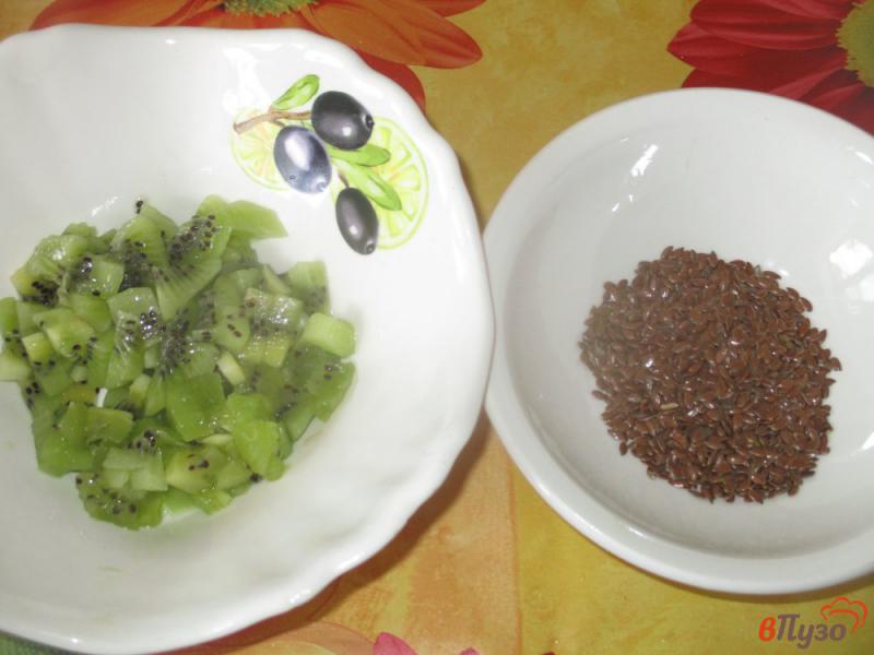 Фото приготовление рецепта: Домашний йогурт с киви и семенами льна шаг №3