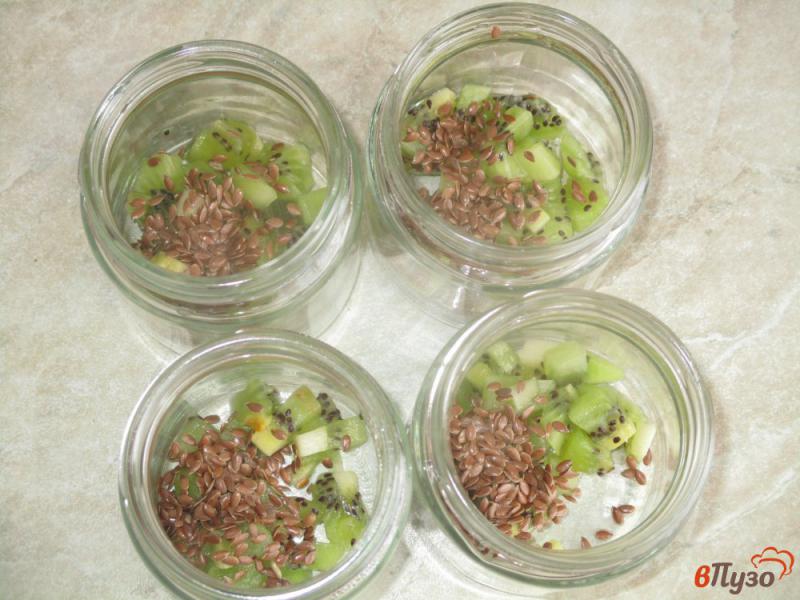 Фото приготовление рецепта: Домашний йогурт с киви и семенами льна шаг №4