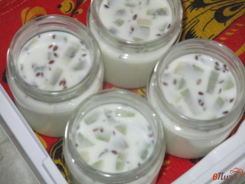 Фото приготовление рецепта: Домашний йогурт с киви и семенами льна шаг №5