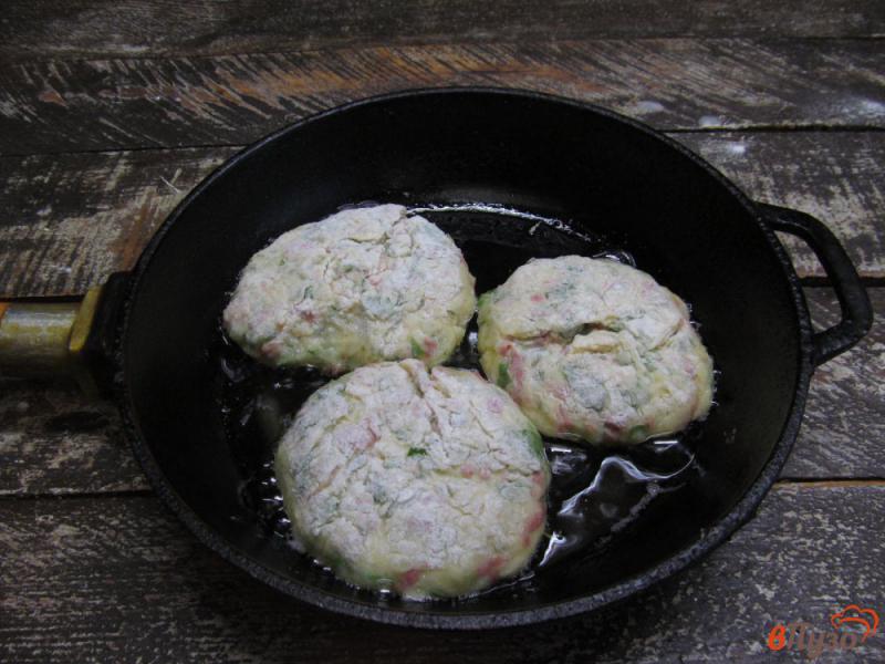 Фото приготовление рецепта: Картофельные котлеты с колбасой и сыром шаг №6