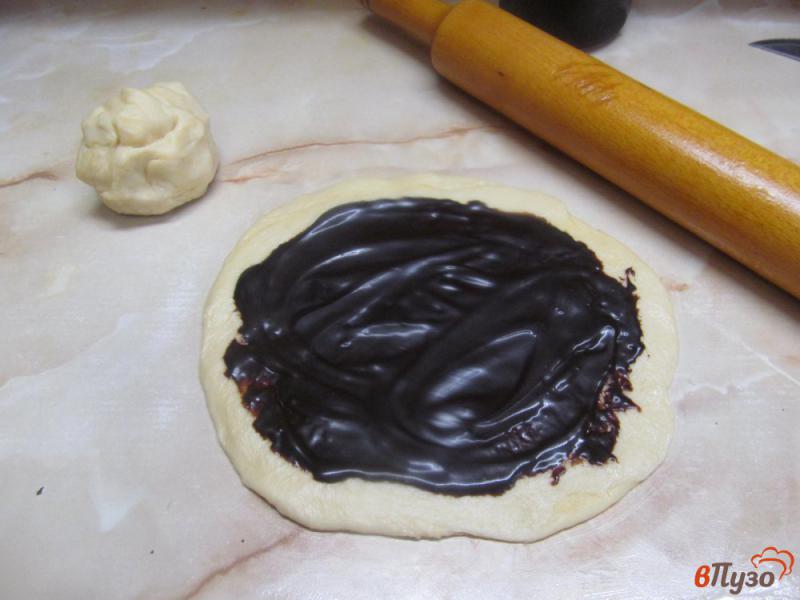 Фото приготовление рецепта: Булочки с шоколадом «Бантики» шаг №6