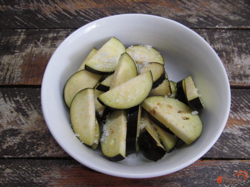 Фото приготовление рецепта: Салат из баклажанов с брынзой и смородиной шаг №1