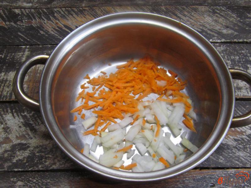 Фото приготовление рецепта: Сырный суп с кабачком шаг №1