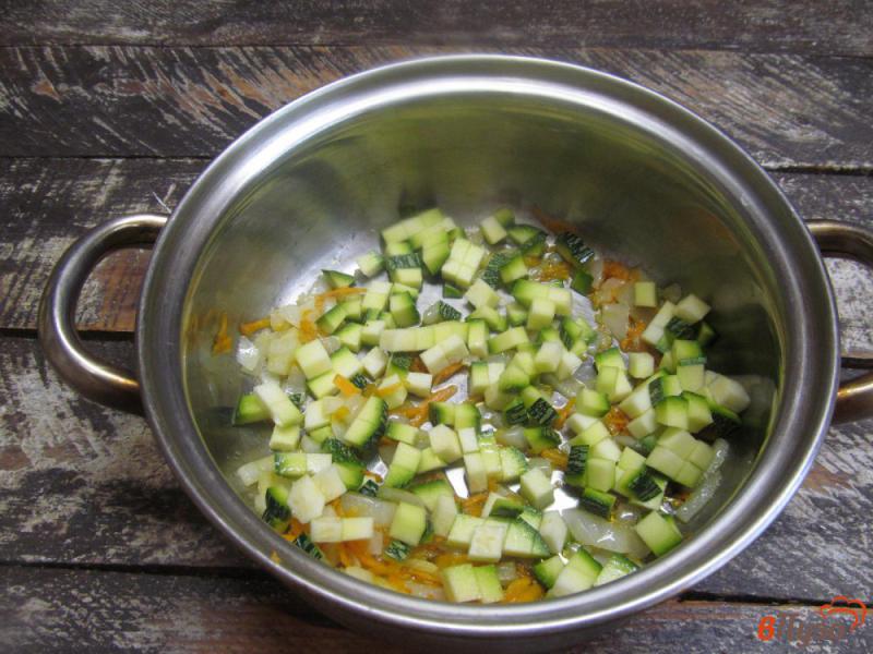 Фото приготовление рецепта: Сырный суп с кабачком шаг №2