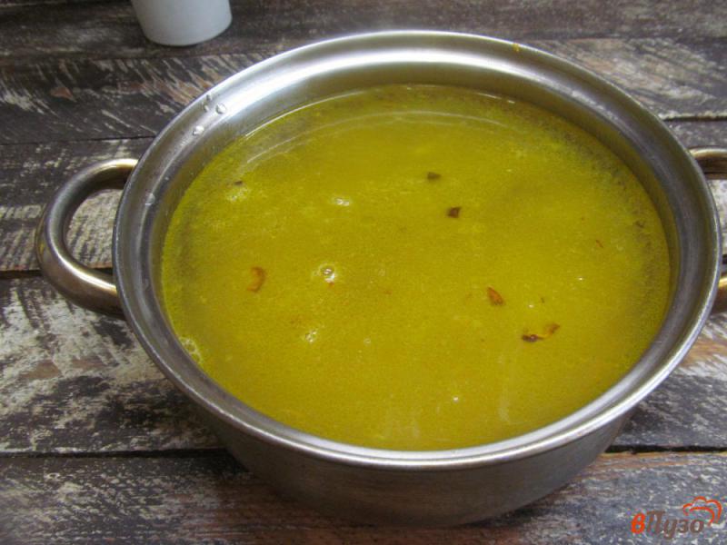 Фото приготовление рецепта: Сырный суп с кабачком шаг №4