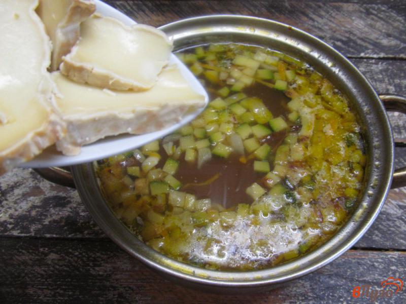 Фото приготовление рецепта: Сырный суп с кабачком шаг №6