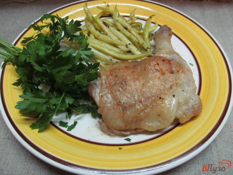 Фото приготовление рецепта: Куриный окорочок со стручковой фасолью шаг №4