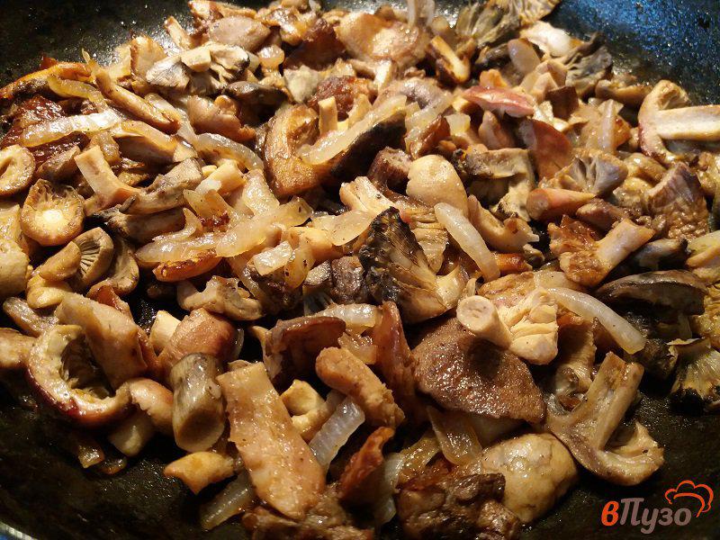 Фото приготовление рецепта: Жареные лесные грибы шаг №6