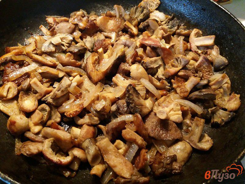 Фото приготовление рецепта: Жареные лесные грибы шаг №5
