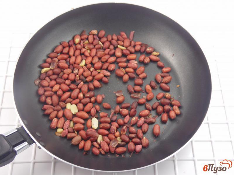Фото приготовление рецепта: Оладьи арахисовые с шоколадными каплями шаг №1