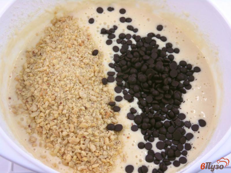 Фото приготовление рецепта: Оладьи арахисовые с шоколадными каплями шаг №5